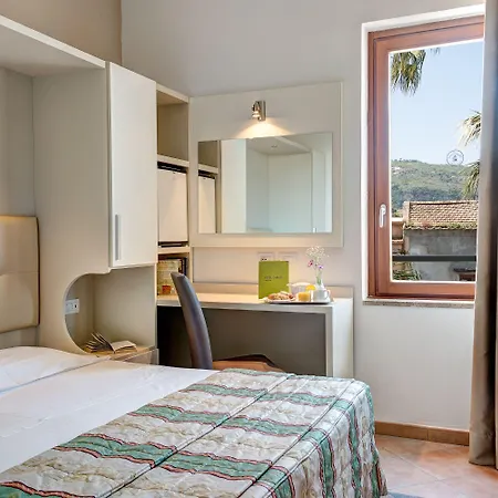 Caravel Hotel 4*