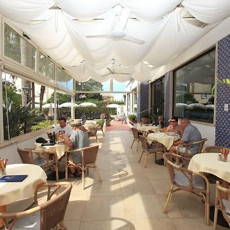 Caravel Hotel