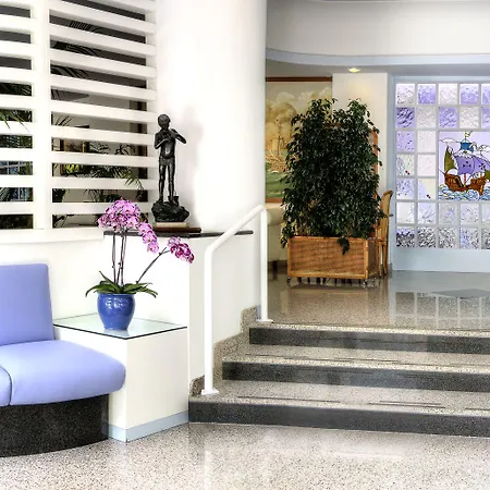 Caravel Hotel