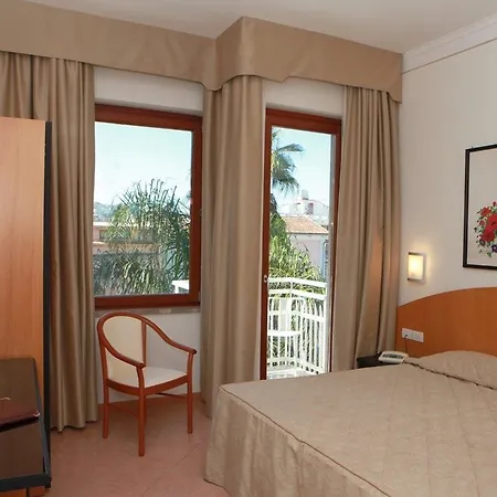 Caravel Hotel