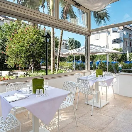 Caravel Hotel