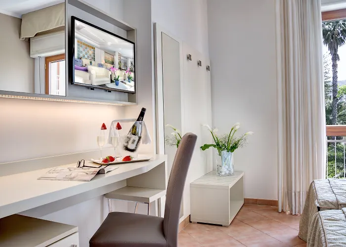 Отель Caravel 4*