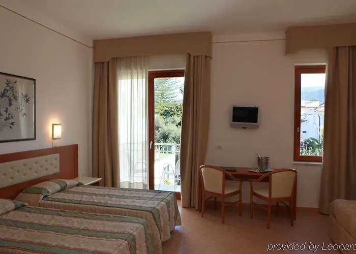 Отель Caravel 4*