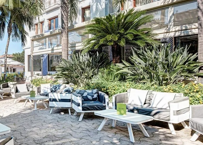 Отель Caravel 4*