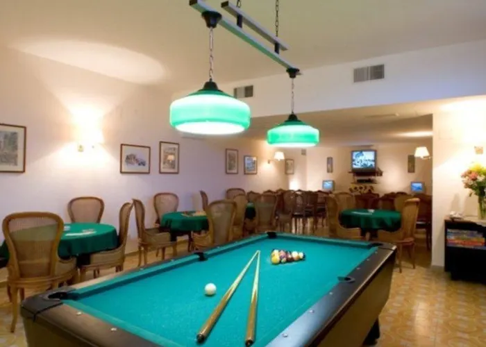 Отель Caravel 4*