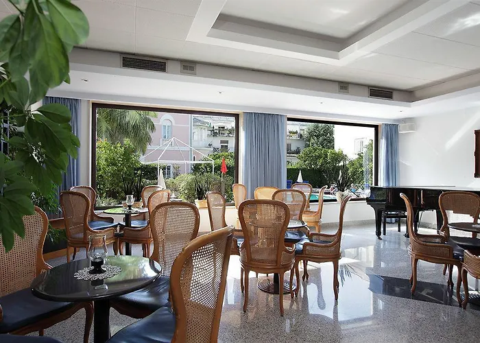 Отель Caravel 4*