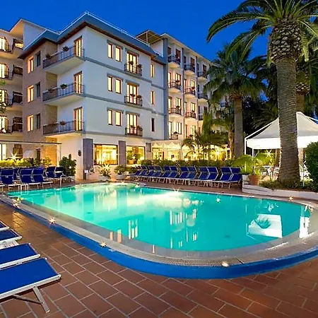 Caravel Hotel 4*