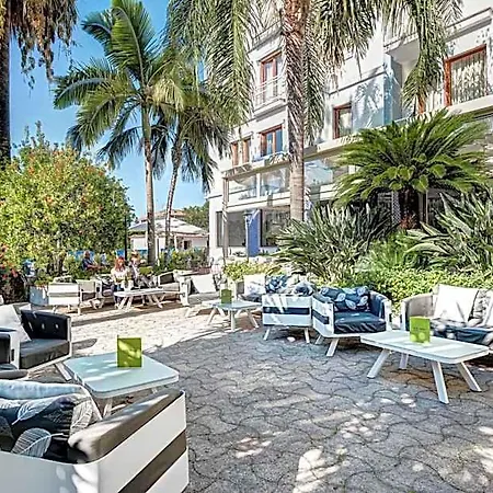 Caravel Hotel