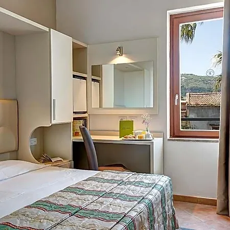 Caravel Hotel