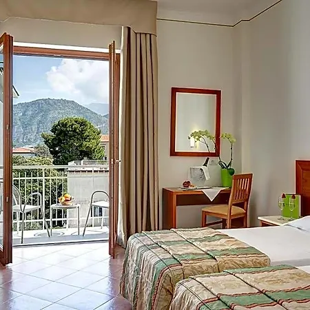 Caravel Hotel 4*
